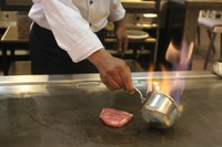 Daging sirloin jadi menu utama dalam teppanyaki set Ume. Proses pemasakannya tidak lama karena memakai api besar. Hasilnya daging yang empuk juicy.