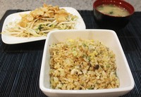 Setelah menu utama, masih ada moyashi (olahan tauge), miso soup dan yakimeshi (nasi goreng Jepang). Semuanya gurih enak.