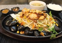 Jyu Jyu Steak jadi andalan lain dari restoran. Memakai hot stone, ditumpuk dengan sawi besar kemudian moyashi campuran tauge, wortel dan jagung. Paling atas ada irisan daging ayam panggang.