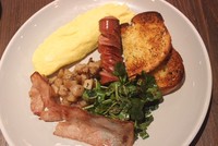 Sarapan gaya western ini disajikan dengan olahan daging, telur, dan roti bakar yang gurih menggungah selera Anda di pagi hari.