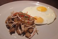 Olahan dari telur ini bisa Anda pilih sesuai dengan selera. Semakin lezat dipadukan dengan osengan kentang serta ayam suir yang lembut.