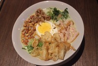 Gurih enak rasa bubur ayam kota lengkap dengan topping telur, cakwe, seledri, kacang, dan bawang goreng yang renyah.