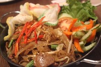 Kwetiau goreng ini merupakan salah satu menu andalan! Rasanya yang gurih segar ini sangat enak ketika dimakan bersama dengan acar.