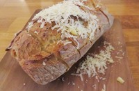 Roti sourdough bertabur keju untuk camilan. Teksturnya seperti kebanyakan sourdough berongga yang empuk dengan aroma wangi ragi.