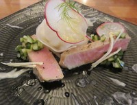 Tsunami Slap jadi entree dari menu Set B: The Powerful Mercow Warriors. Dua potong yellow fin tuna disajikan bersama fennel puree, lobak, potongan kecil timun Jepang  dan jamur enoki. Ada paduan gurih dan manis asam.