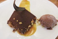 Ecstasy Grenade bentuk piramida tersusun dari chocolate mousse bomb dengan lapisan tipis sponge cake dan cokelat putih creamy. Pendampingnya berupa saus salted caramel dan es krim cokelat. Cocok bagi penyuka cokelat manis.