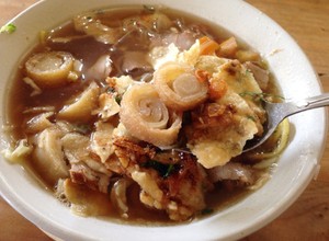 Soto Mie Bogor Teh Usy: Segar Mantap Soto Mie Hangat dengan Isian Komplet