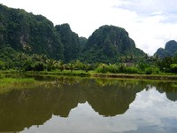 Traveler yang ingin trekking di pegunungan karst, salah satu titik awalnya adalah di Kampung Berua. Desa ini bisa dicapai dengan menyusuri Sungai Pute (Kurnia/detikTravel)