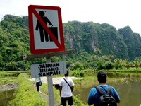 Wisatawan bisa trekking sambil menikmati pemandangan gunung kapur yang memesona. Yang penting tetap menjaga kebersihan ya (Kurnia/detikTravel)