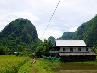 Beberapa rumah penduduk dibangun di Rammang-rammang. Penduduk setempat begitu ramah dengan wisatawan (Kurnia/detikTravel)