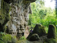 Salah satu sisi bawah tebing karst di dekat Batu Kingkong. Di sekitar sini ada tempat duduk bambu yang bisa dipakai untuk beristirahat sejenak (Kurnia/detikTravel)