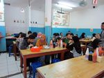 Enaknya Menyantap Bakso Bakar dengan Cocolan Saus Kacang!
