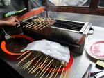 Enaknya Menyantap Bakso Bakar dengan Cocolan Saus Kacang!
