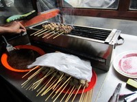 Sesaat sebelum disajikan, bakso dibakar di atas panggangan sambil diolesi bumbu kecokelatan.