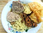 Enaknya Menyantap Bakso Bakar dengan Cocolan Saus Kacang!