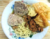 Mie ayam bakso rudal patut dicoba. Ada pelengkap suwiran ayam kecap yang royal, seporsi bakso rudal, sawi rebus, dan kerupuk pangsit. Baksonya kenyal gurih dengan sebaran daging dan tetelan yang merata.