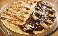 Pannekoek Half & Half berupa pannekoek yang dibagi dua bagian. Setengah diberi rice crispy, irisan almond dan saus karamel. Sedangkan setengah lagi ditaburi saus cokelat dan wafer Beng Beng. Untuk memotong pannekoek, tersedia pizza cutter.
