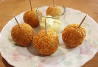 Bitterballen diberi baluran tepung roti yang cukup renyah saat digigit. Isiannya mirip ragout yang gurih creamy. Terasa cincangan daging saat dikunyah. Lengkap dengan saus mosterd bercitarasa jejak kari.