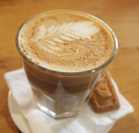 Koffie Verkeerd merupakan kopi susu dengan tambahan kayu manis. Dibuat menggunakan double shot espresso. Biji kopi Arabika Bali dan Toraja digunakan dalam minuman ini. Pelengkapnya sebuah biskuit speculoos wangi.