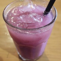 Liquid Sugus, minuman unik bercitarasa seperti permen blackcurrant. Rasanya asam manis karena penggunaan Yakult. Segar!