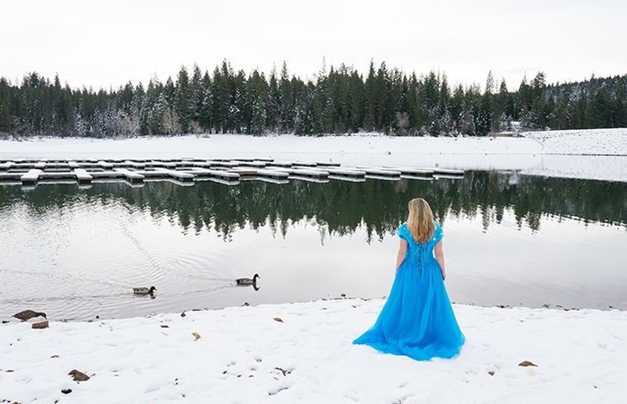 Cantik! Traveler Keliling Dunia dengan Kostum Cinderella
