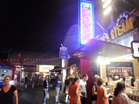 Terdapat 120 penjaja kuliner di sana yang terbagi dalam 8 zona. Semua makanan dari belahan dunia ada di sini, termasuk sate dan nasi padang dari Indonesia. lengkap! (Afif/detikTravel)