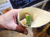 Kuliner khas Australia juga mencuri perhatian turis di Night Quarter. Salah satunya Popcorn Croc alias popcorn dari daging buaya (Afif/detikTravel)