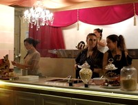 Jangan lupa datangi World Famous Funnel Cakes. Di sini, penjual kue dan es krimnya adalah para wanita yang menggenakan dress dan berdansa. Dijamin tergoda! (Afif/detikTravel)