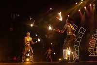 The Book of The World merupakan kolaborasi sirkus antar 2 negara yang menampilkan performer berbakat Trans Studio Bandung dan performer dari Kanada, yang menyuguhkan aksi akrobat menegangkan dan ditunjang dengan spesial efek yang canggih (dok Trans Studio Bandung)