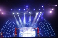 Atraksi Trio Russian Bar dari Kanada yang menampilkan keahlian menjaga keseimbangan di atas palang yang tentunya akan membuat penonton terpana (dok Trans Studio Bandung)