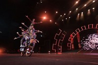 Pertunjukan ini menyuguhkan 11 atraksi menantang dan menegangkan sekaligus artistik, diantaranya menampilkan performer Trans Studio Bandung yang mengendarai 1 buah sepeda dan dinaiki oleh 10 orang dengan total berat sekitar 500 kg dan berlatar belakang negeri China yang ceria (dok Trans Studio Bandung)