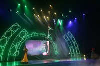 Ada pula penampilan romantis sekaligus menegangkan dari 2 orang performer yang berdansa dengan indah di udara dengan latar belakang nyanyian dan keindahan negeri India.(dok Trans Studio Bandung)