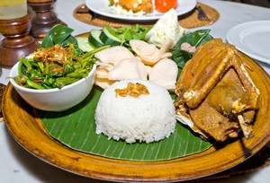 Sedap Mengenyangkan Bebek Goreng Sambal Hijau Enak Ada di 5 Tempat Ini