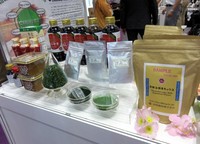 Pavilion Jepang sajikan beragamn produk halal. Mulai dari bubuk Chlorella pengganti matcha, soy sauce, saus teriyaki hingga miso paste.