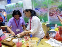 Pavilion Thailand mendemokan Som Tam yang segar dengan campuran saus halal yang segar gurih.