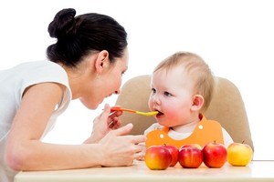Kapan Saat Tepat Perkenalkan Makanan Padat Pertama pada si Kecil?