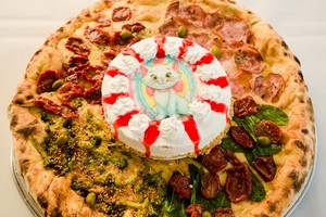 Wow, Pizza Ini Diberi Topping Semangka Hingga Kue Ulang Tahun!