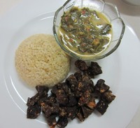 Nasi kencur berwarna kuning pucat dan sedikit berminyak. Nasinya pulen dengan semburat rasa gurih. Makin nikmat disantap dengan paru goreng ketumbar yang kenyal enak.