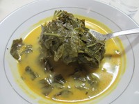 Sayur daun singkong tumbuk dibuat dengan santan, kemiri, dan ketumbar. Cocok disandingkan dengan nasi kencur yang pulen.