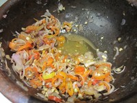 Sambal matah jadi jodoh nasi yang enak. Terlihat irisan bawang merah dan cabai rawit mendominasi sambal segar ini.