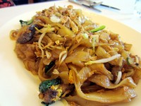 Kalau suka kwetiau, pastikan mencicip kwetiau di sini. Diracik bersama potongan sawi, tauge, dan lembaran daging sapi. Nyamm!