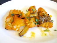 Kalau suka makanan India yang gurih berempah seperti fish tikka, datanglah di hari Minggu.