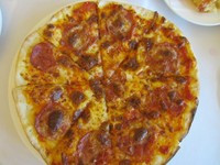 Penyuka pizza bisa mencicip ragam pilihan pizza di hari Kamis. Pizza diracik oleh Executive Chef Francisco.