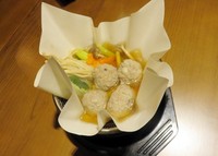 Sup disajikan unik diatas kami paper yang tidak tembus air. Isiannya ada bakso homemade dengan kuah gurih plus sayuran.