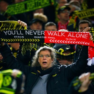 Kompak Bernyanyi dalam Derby Youll Never Walk Alone
