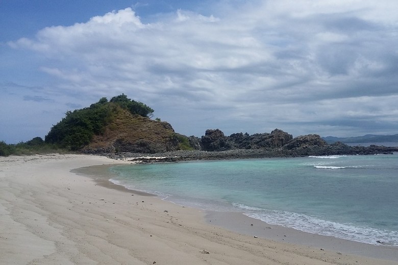 Aroma Mistis di Balik Indahnya Pantai Semeti, Lombok