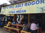 Mencoba Soto Mie Hangat dengan Isian Komplet Racikan Teh Usy