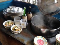 Untuk tempat pembuatan soto mie berada di bagian depan warung. Dalam gerobak itu nampak jejeran bahan penyusun soto mie dan dua panci besar berisi kuah.