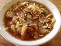 Soto Mie berisi mie kuning, bihun, irisan kol, tomat, emping dan risol goreng. Uniknya, soto mie hanya memakai irisan daging gandik tanpa jeroan. Citarasa kuahnya gurih sedikit manis berjejak lada cukup kuat dan jeruk limau.