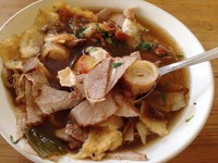 Sop daging mirip dengan soto mie. Mulai dari kuah sampai isian. Bedanya, sop daging tidak memakai kol, mie kuning dan bihun. Isian dagingnya pun lebih berlimpah.